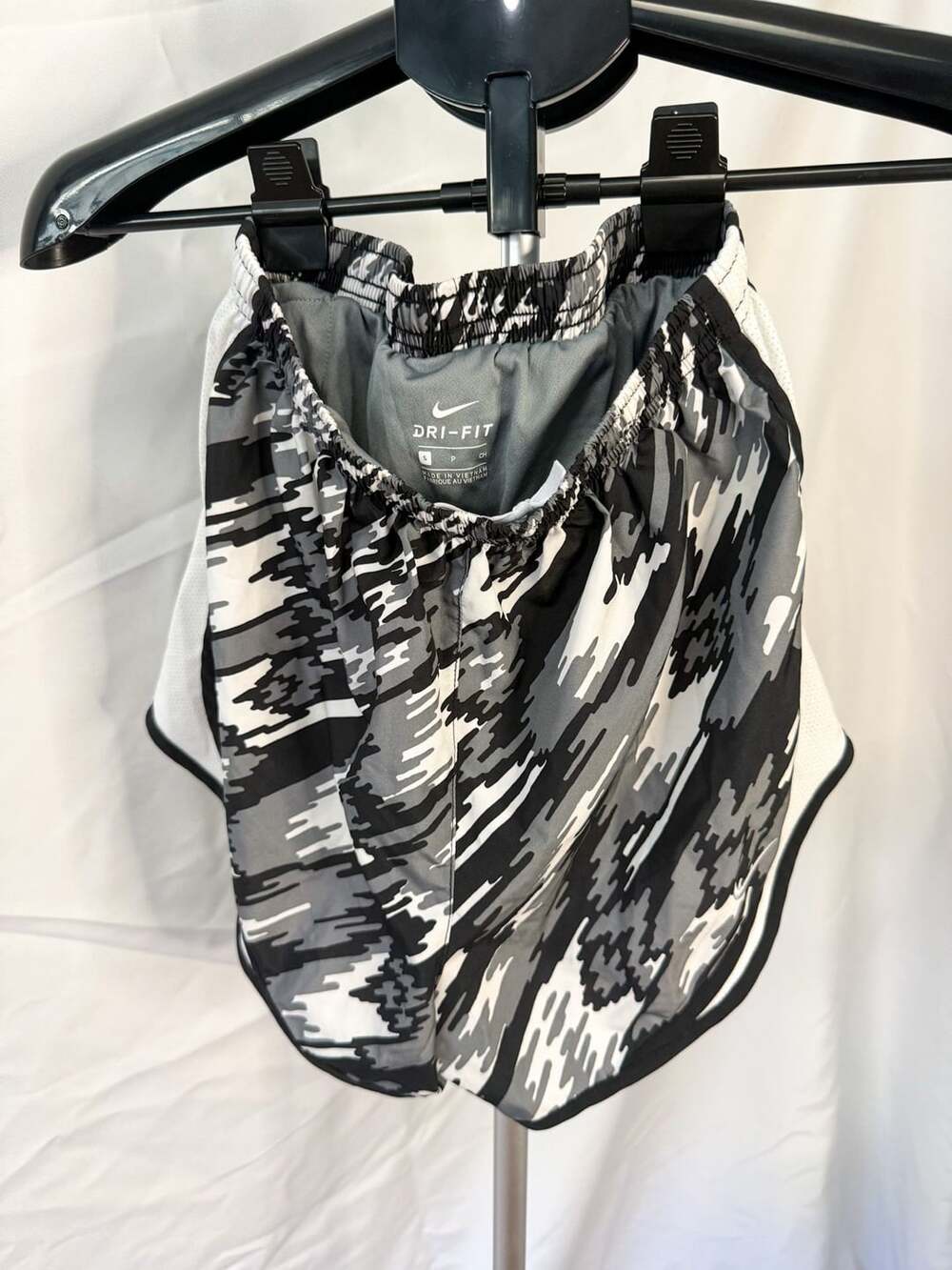 Nike Dri-Fit Shorts Women’s Size S Black White Camo